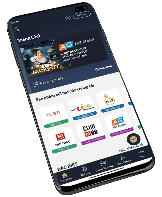 Cầu thủ bóng rổ đang úp rổ trong trận đấu NBA, logo 88club App trên bảng điểm.